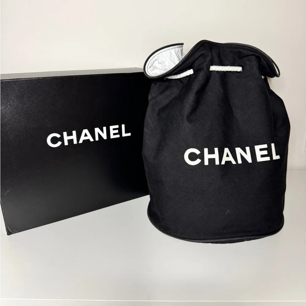 Authentic Vintage CHANEL cotton Drawstring
Bucket shoulder/backpack - Picture 2 of 7